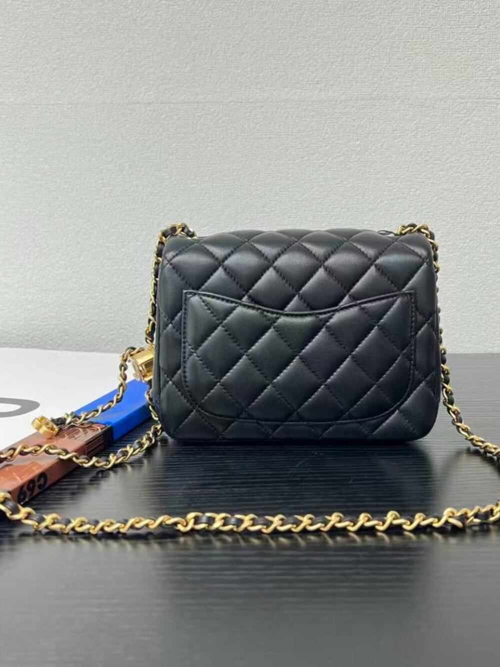 Classic Chanel Bag: A Stylish and Versatile Choice for Elegance - Picture 3 of 6